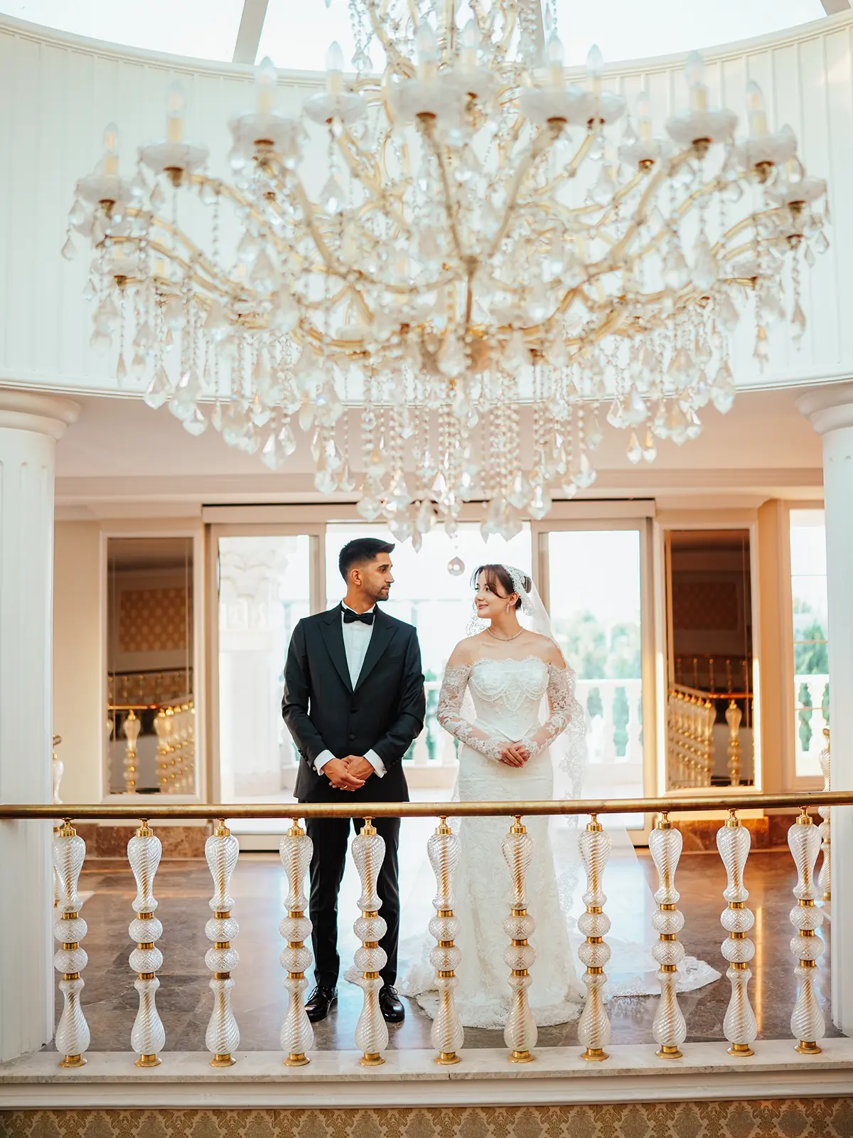 Avize altında gelin ve damat