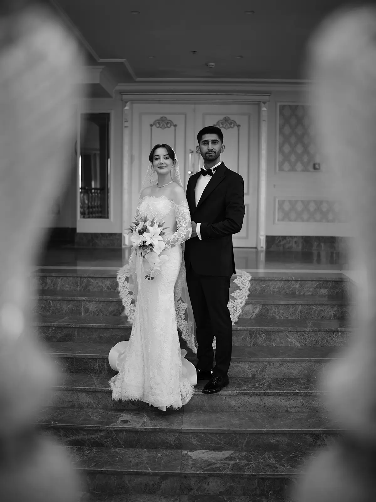 Gelin ve damadın siyah beyaz portresi