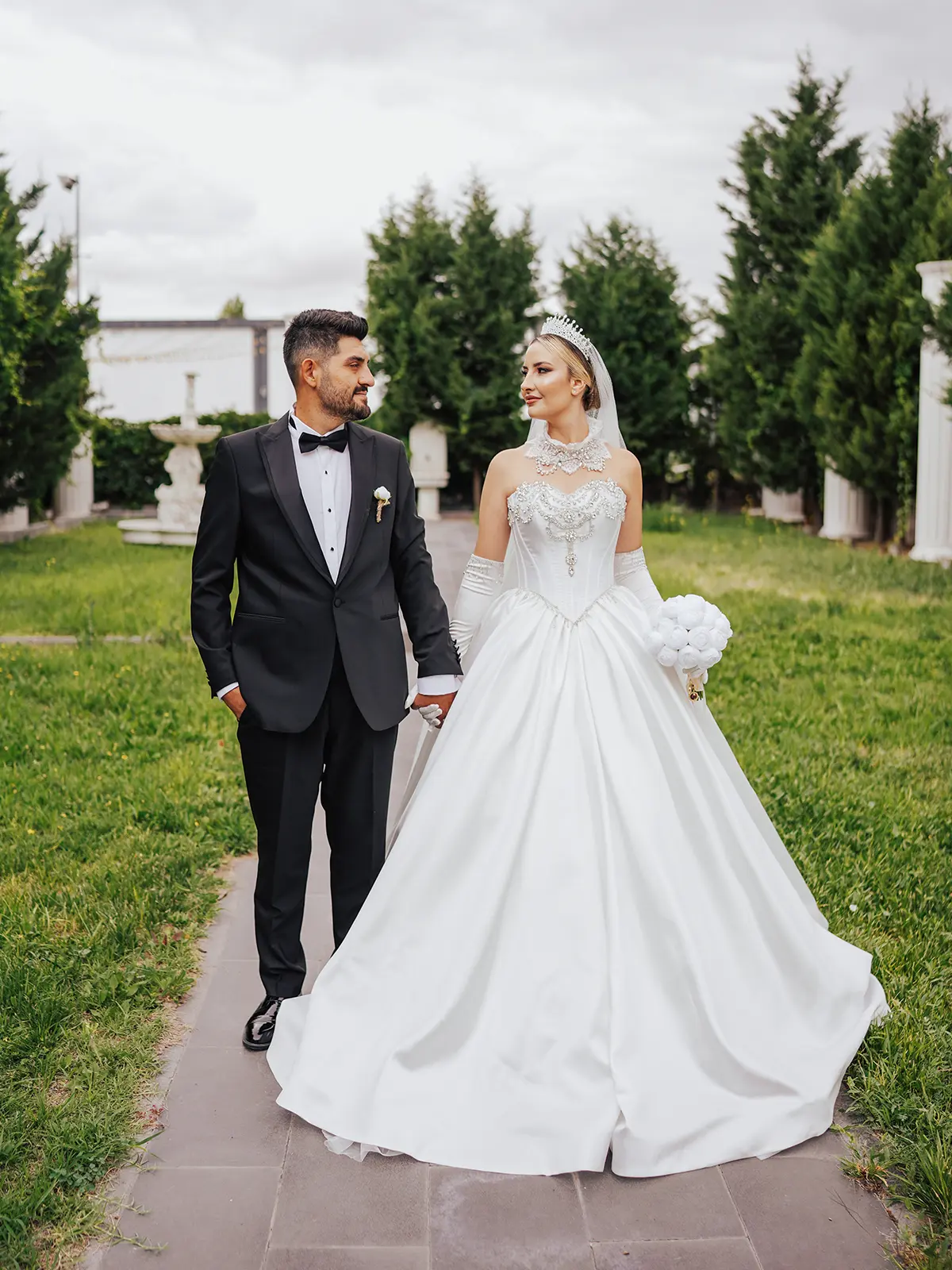 Bahçede el ele gelin ve damat