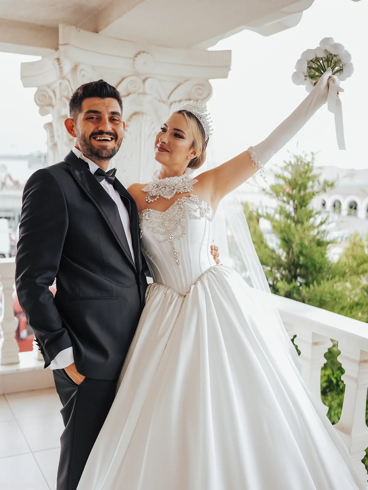 Açık hava alanında gelin ve damat