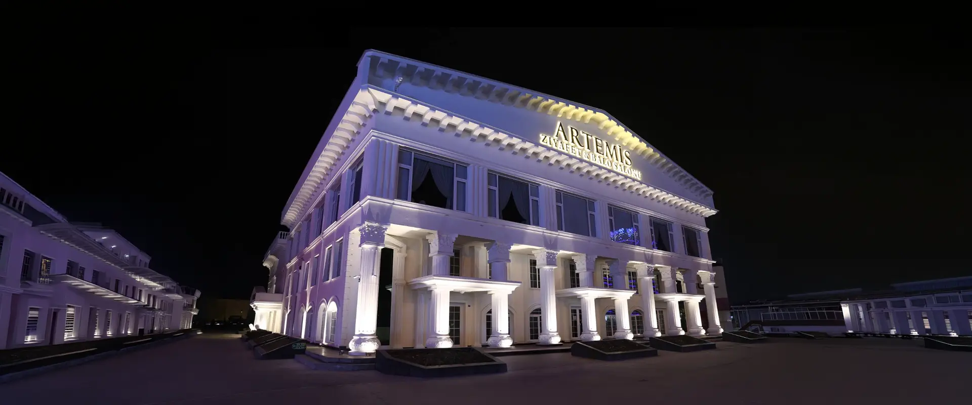 Artemis Balo binasının gece görünümü