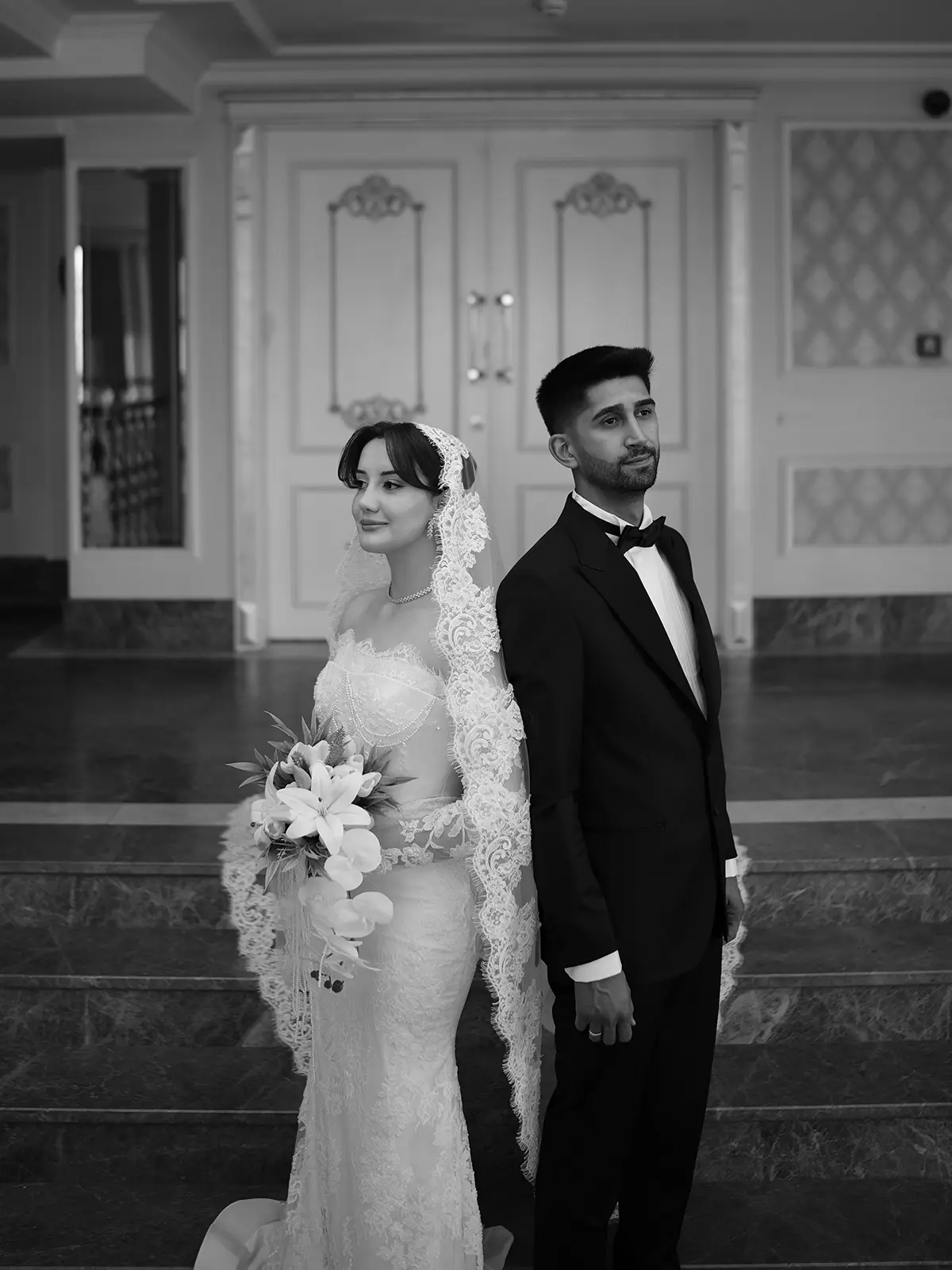 Merdivenlerde siyah beyaz çift portresi